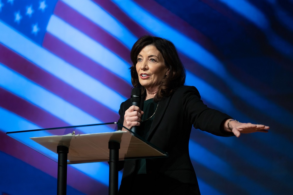 Kathy Hochul-NY Foto-Don PollardOffice of Governor Kathy Hochul Nueva York continuará facilitando el aborto con medicamentos, aseguró la gobernadora Kathy Hochul tras conocer la decisión de hoy de un juez federal de Texas que revocó la aprobación de la píldora abortiva mifespristona a nivel nacional.