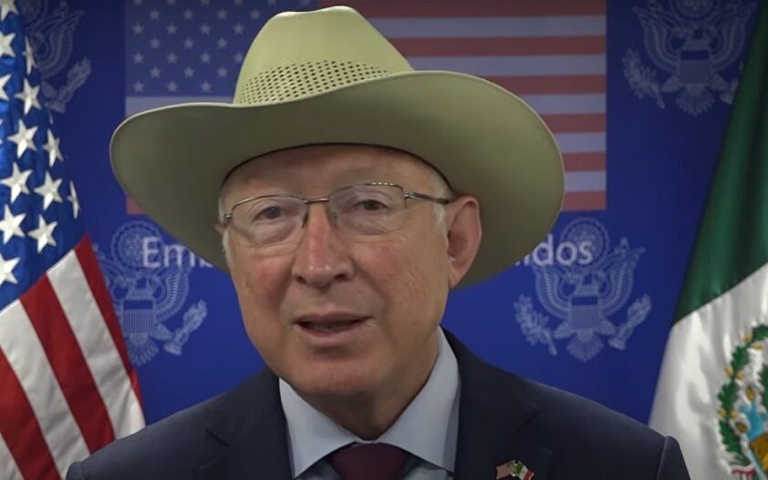 Ken Salazar El embajador estadounidense en México, Ken Salazar, informó este sábado que se mantienen los esfuerzos por extraditar a Estados Unidos a Ovidio Guzmán López, alias “Ratón”, hijo del narcotraficante Joaquín “el Chapo” Guzmán.