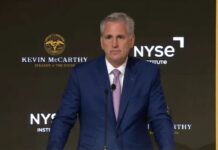 El presidente de la Cámara de Representantes de EE. UU., el republicano Kevin McCarthy, criticó este lunes en un evento en la Bolsa de Nueva York al presidente del país, el demócrata Joe Biden, por no haber hecho “nada” con la deuda federal y los déficits anuales, y calificó su política económica de "irresponsable".