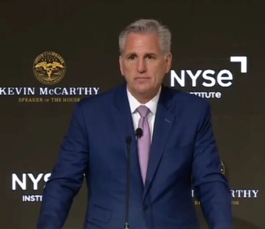 McCarthy critica en Wall Street política económica "irresponsable" de Biden El presidente de la Cámara de Representantes de EE. UU., el republicano Kevin McCarthy, criticó este lunes en un evento en la Bolsa de Nueva York al presidente del país, el demócrata Joe Biden, por no haber hecho “nada” con la deuda federal y los déficits anuales, y calificó su política económica de "irresponsable".