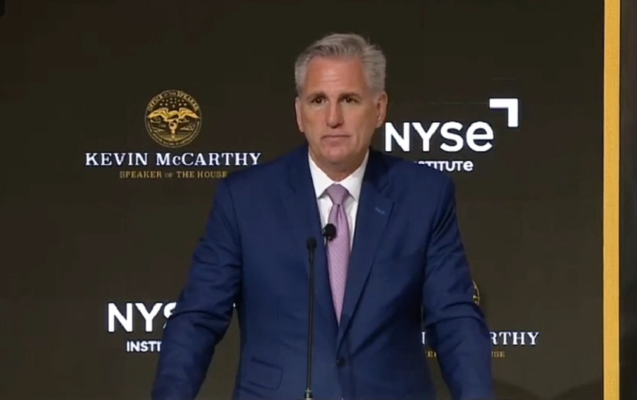 Kevin McCarthy El presidente de la Cámara de Representantes de EE. UU., el republicano Kevin McCarthy, criticó este lunes en un evento en la Bolsa de Nueva York al presidente del país, el demócrata Joe Biden, por no haber hecho “nada” con la deuda federal y los déficits anuales, y calificó su política económica de