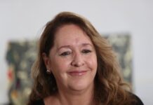 "Salir con luz del dolor es opcional", dice la cantautora mexicana Tonana La cantante mexicana Tonana