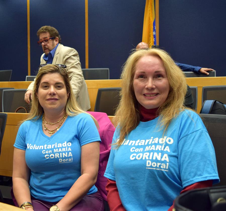 La coordinadora del voluntariado del partido Vente Venezuela en Florida, Lisbet Garc&iacute;a (3d), y Mar&iacute;a Molina