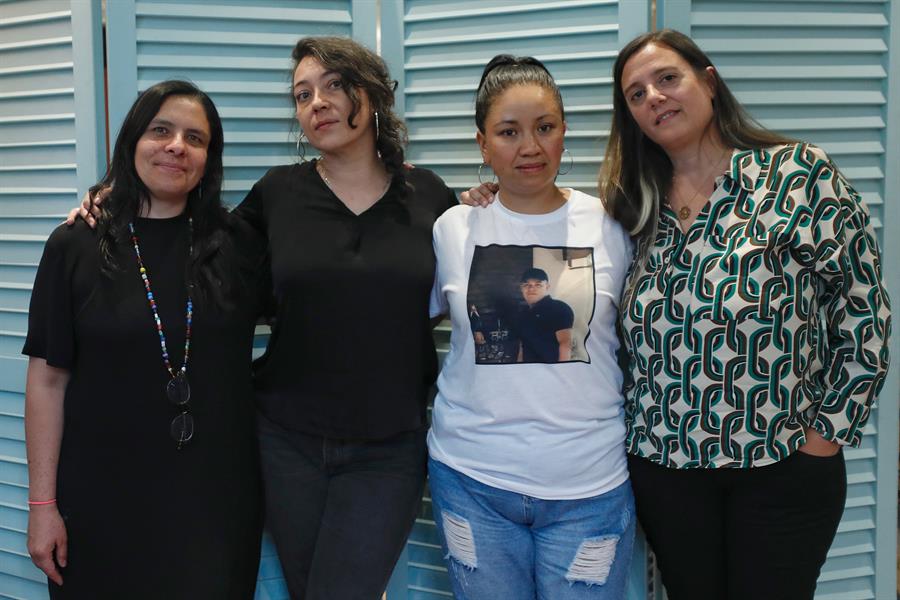 La escritora mexicana Daniela Rea (i), la fot&oacute;grafa argentino-espa&ntilde;ola Zahara G&oacute;mez (2i), y las madres Martha Cecilia Cruz (2d) y Ana Lilia Tapia