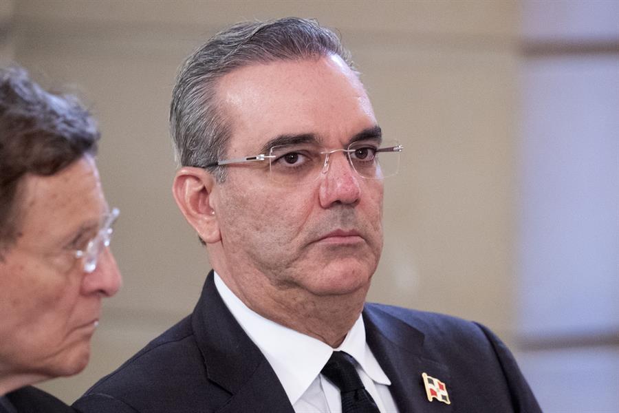 Luis-Abinader El presidente dominicano, Luis Abinader, tildó este jueves de injustificable la alerta emitida en 2022 por EE.UU. a sus ciudadanos de piel oscura por el supuesto incremento en el país caribeño de los operativos contra indocumentados, especialmente los de ascendencia afroamericana, la cual ha repercutido en el turismo.