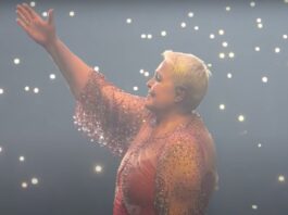 Lupita D'Alessio se despedirá de los escenarios de EE.UU. con 10 conciertos La mexicana Lupita D'Alessio, de 69 años, se despedirá de los escenarios de Estados Unidos con 10 conciertos los próximos meses de septiembre y octubre en varias ciudades del país junto a su hijo Ernesto D'Alessio.