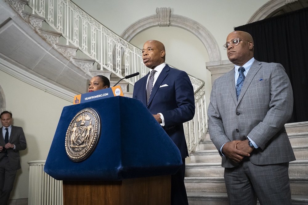 Mayor Eric Adams -Caroline WillisMayoral Photo Office El alcalde de Nueva York, Eric Adams, compareció hoy ante los medios para lanzar un mensaje de tranquilidad y advertir contra cualquier exceso que puedan protagonizar los simpatizantes del expresdiente Donald Trump.