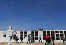 Mexicanos que buscan a desaparecidos impulsan base de datos de fosas comunes Familias de mexicanos desaparecidos impulsan una base de datos de fosas comunes con las pistas que han encontrado en cementerios para hallar a sus seres queridos y armar el rompecabezas del problema en el país, que suma más de 112.000 casos.