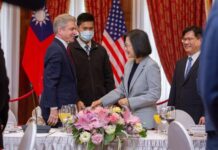 Congresista promete a líder taiwanesa apresurar envío de armas a isla Michael McCaul