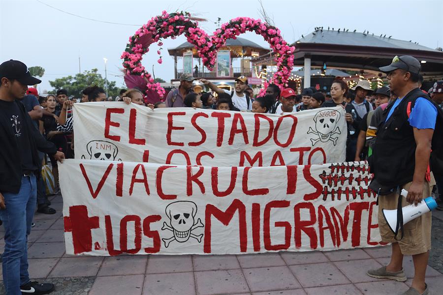 Migrantes caminan en caravana (2)