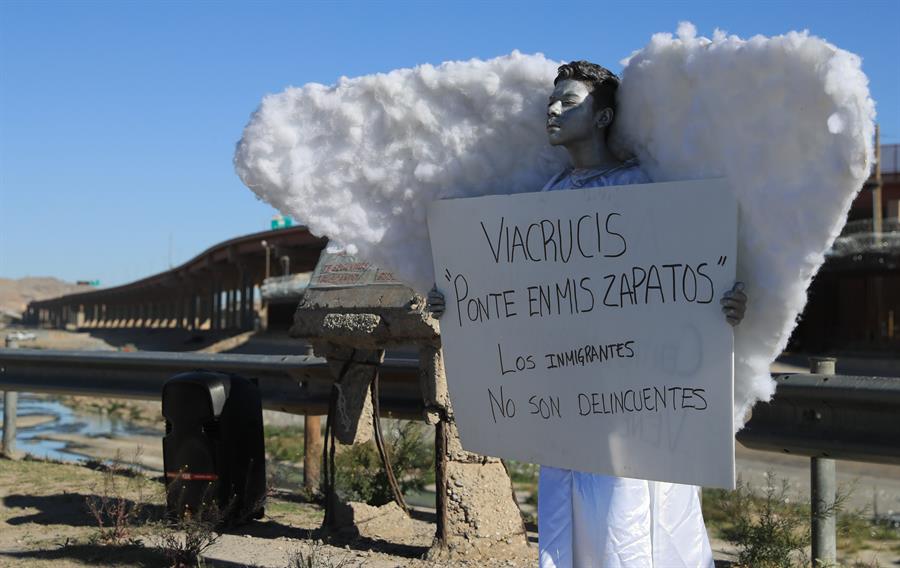 Migrantes de diferentes nacionalidades escenifican el viacrucis, hoy, en Ciudad Ju&aacute;rez (2)