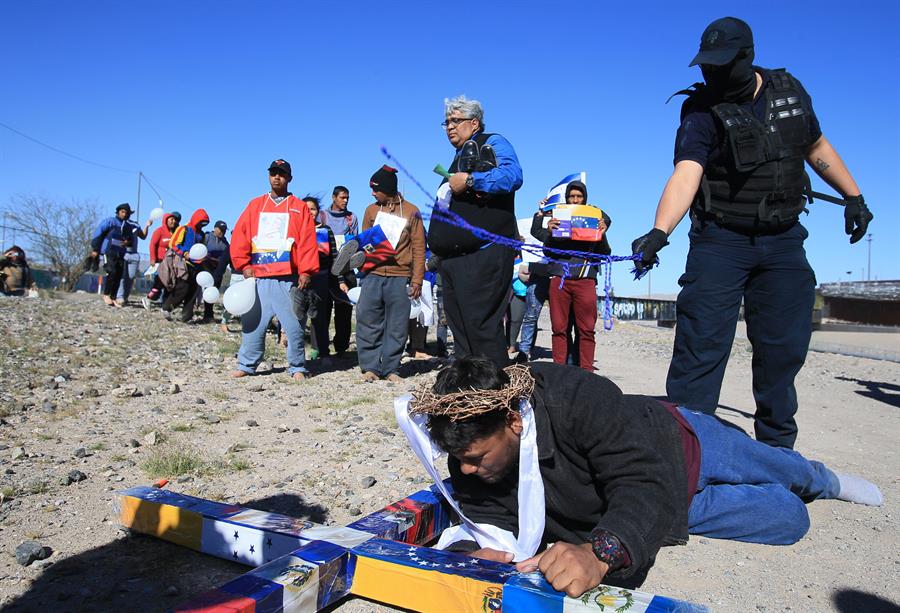 Migrantes de diferentes nacionalidades escenifican el viacrucis, hoy, en Ciudad Ju&aacute;rez (3)