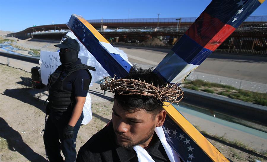 Migrantes de diferentes nacionalidades escenifican el viacrucis, hoy, en Ciudad Ju&aacute;rez (4)