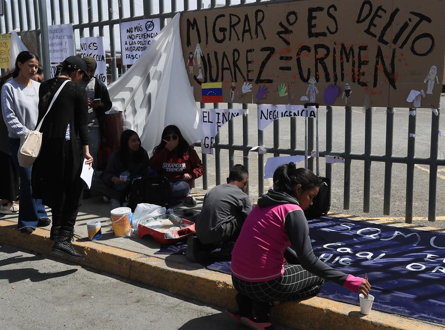 Migrantes escriben pancartas durante una manifestaci&oacute;n para exigir justicia por 40 indocumentados que murieron por un incendio (1)