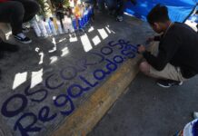 Encienden veladoras en honor a migrantes muertos en incendio en México