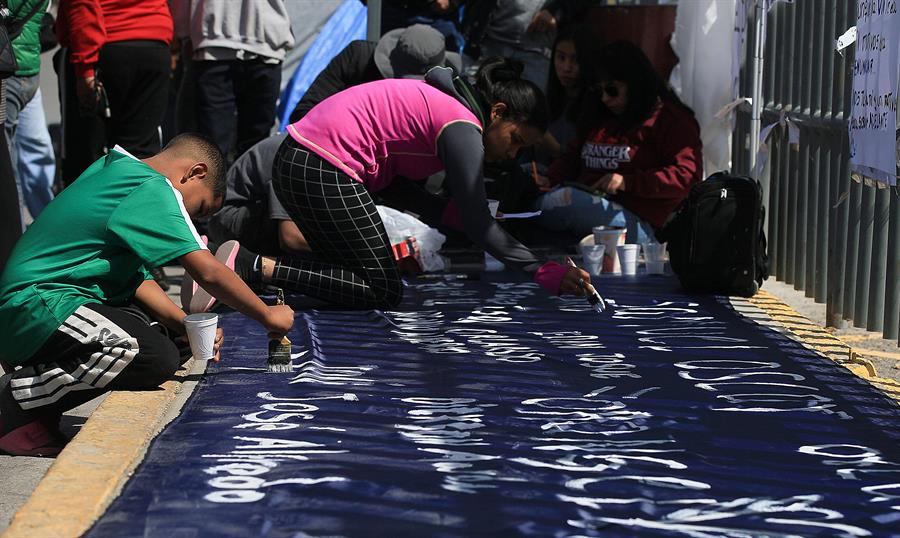 Migrantes escriben pancartas durante una manifestaci&oacute;n para exigir justicia por 40 indocumentados que murieron por un incendio (3)