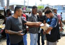 Migrantes permaneces en un parque publico para preparar su salida a un Viacrucis migrante (2)