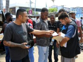 Migrantes permaneces en un parque publico para preparar su salida a un Viacrucis migrante (2)