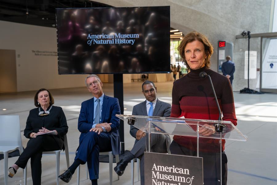 La arquitecta del Centro Richard Gilder para la Ciencia, la Educaci&oacute;n y la Innovaci&oacute;n, Jeanne Gang (d), habla hoy durante la inauguraci&oacute;n del local en el Museo Americano de Historia Natural (AMNH) de Nueva York.