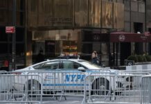 Debate por inseguridad en Nueva York deriva en pelea partidista sobre Trump Demócratas y republicanos se enzarzaron hoy en una discusión en Nueva York a propósito de la imputación del expresidente Donald Trump por el fiscal del distrito de Manhattan, Alvin Bragg, en el curso de una inusual visita del Comité Judicial del Congreso de EEUU.