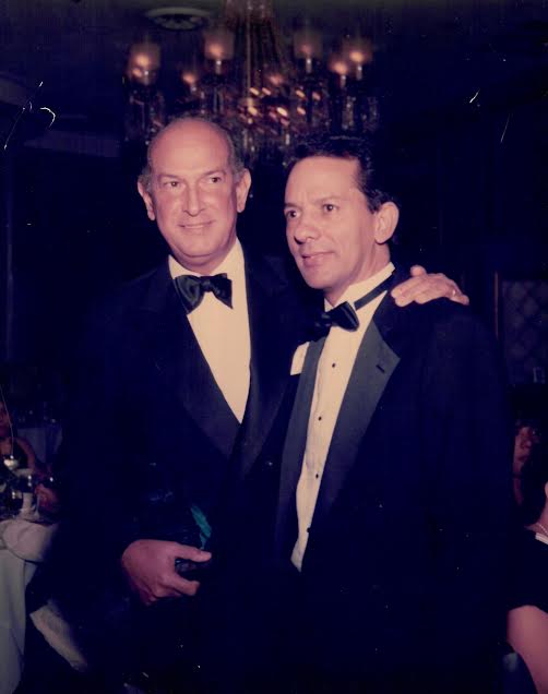 El querido Negro Santos junto a Don Oscar de la Renta, uno de los dominicanos mas famosos a nivel mundial, con quien ha compartido durante su larga trayectoria profesional.