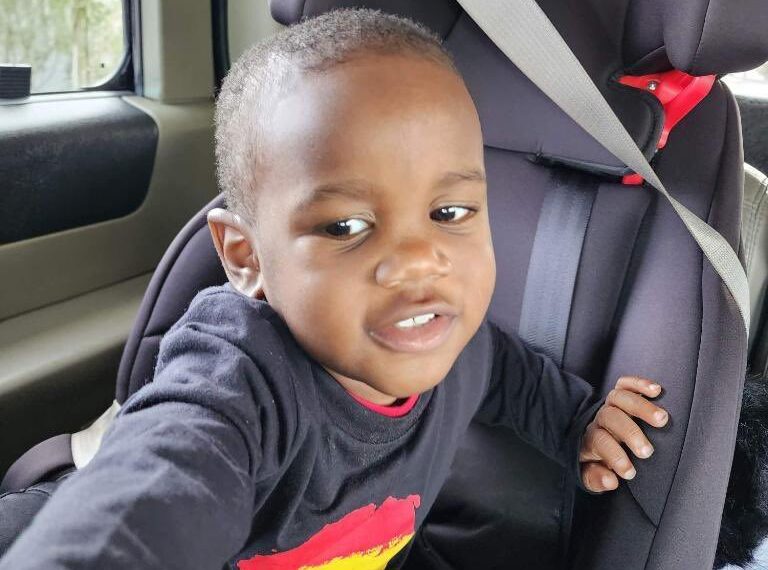 Niño muerto por caimán-foto twitter El cuerpo de un niño de 2 años identificado como Taylen Mosley, que había sido reportado desaparecido en St. Petersburg, ciudad de la costa oeste de Florida (EE.UU.), fue encontrado muerto en un lago en la boca de un caimán.