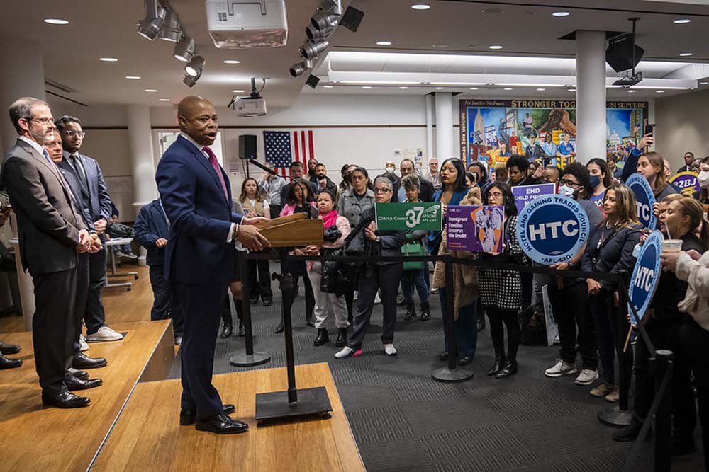 El alcalde Eric Adams expresando su apoyo durante una manifestaci&oacute;n en pro del mantenimiento del Cr&eacute;dito Tributario por Hijos y la expansi&oacute;n del Cr&eacute;dito Tributario por Ingreso del Trabajo (EITC) en la sede de la uni&oacute;n obrera 32BJ en Manhattan