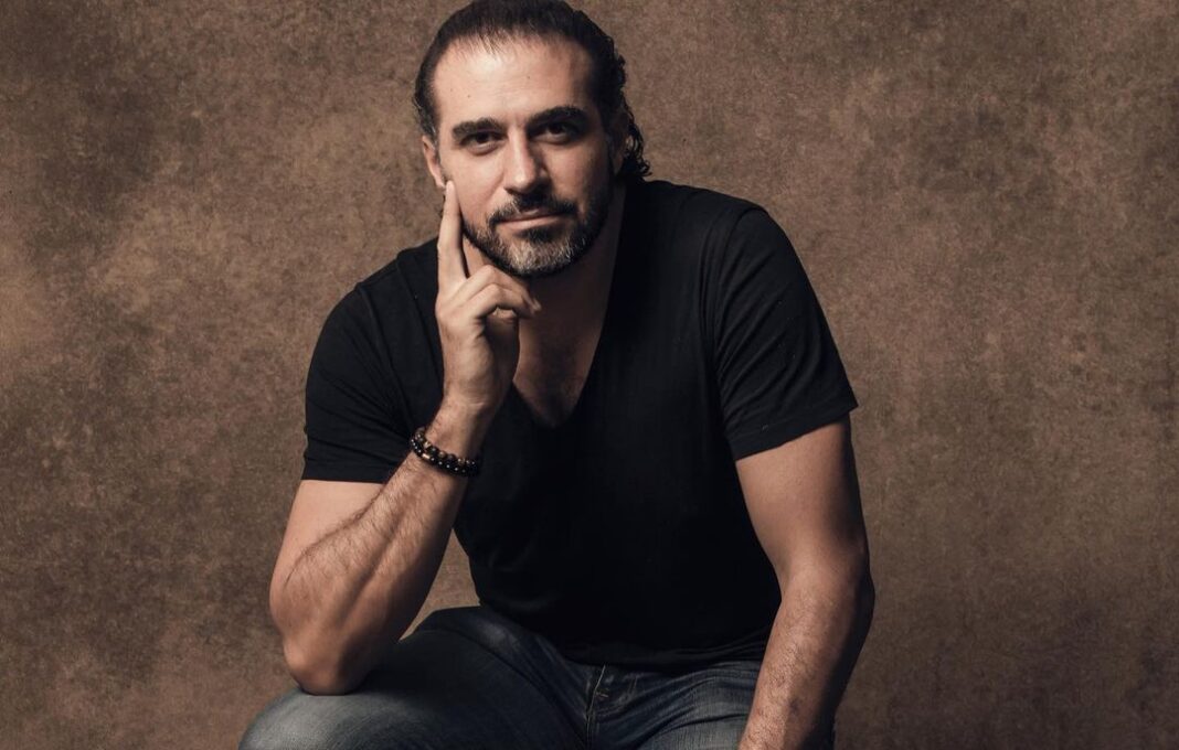 El cineasta multifacético Paco Álvarez genera impacto con sus películas.