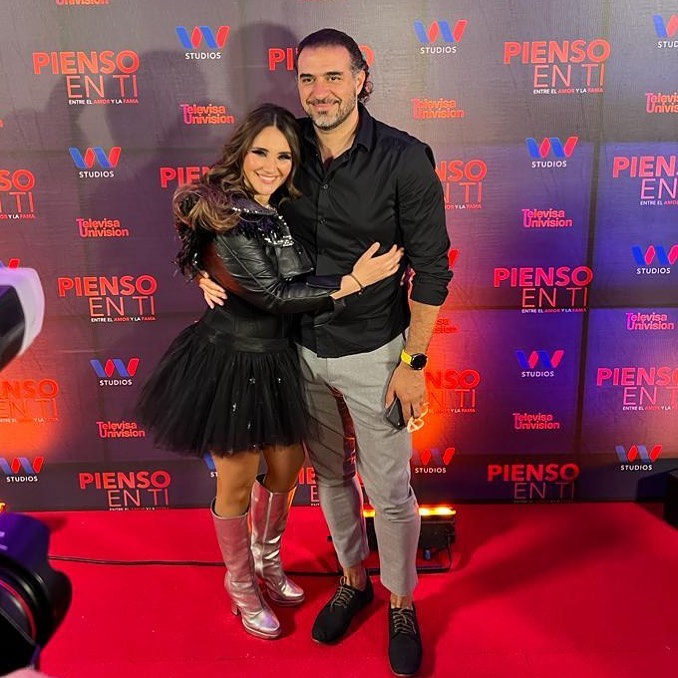 &Aacute;lvarez con su colaboradora y esposa, la reconocida Dulce Maria.