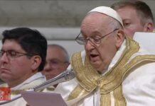 El papa pide no perder esperanza en tiempos de guerra en la Vigilia Pascual El papa Francisco pidió evitar los sentimientos de "derrota" y no perder la esperanza en los actuales "tiempos de guerra", durante la Vigilia Pascual, celebrada este sábado por la noche en la Basílica de San Pedro ante unos 8.000 fieles según el Vaticano.