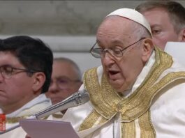 El papa Francisco pidió evitar los sentimientos de "derrota" y no perder la esperanza en los actuales "tiempos de guerra", durante la Vigilia Pascual, celebrada este sábado por la noche en la Basílica de San Pedro ante unos 8.000 fieles según el Vaticano.