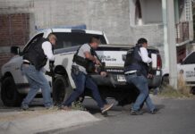 Dos policías muertos dejan enfrentamientos en estado mexicano de Michoacán Personal de la Policía de Investigación realizan un operativo en la zona de donde ocurrió un tiroteo hoy, en la ciudad de Morelia