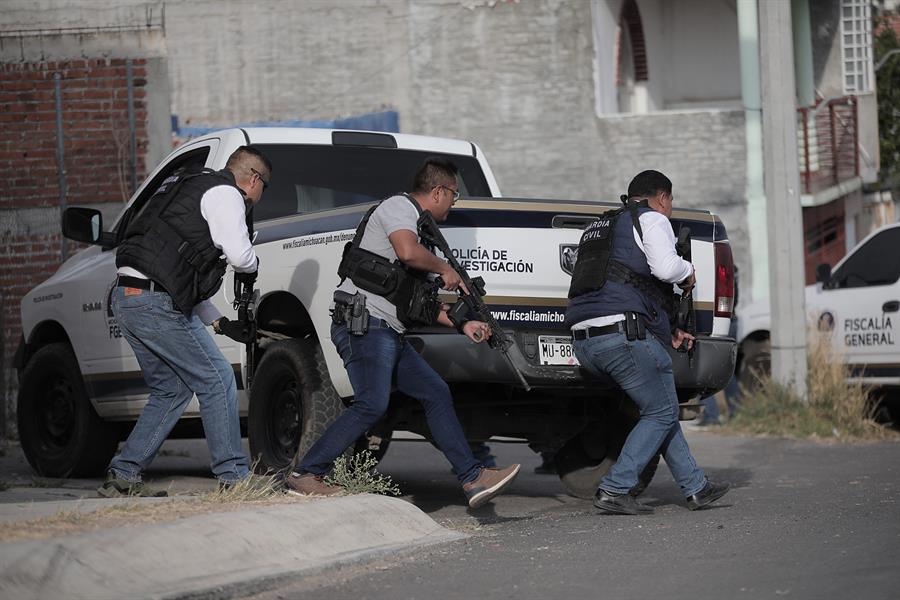 Personal de la Policía de Investigación realizan un operativo en la zona de donde ocurrió un tiroteo hoy, en la ciudad de Morelia Personal de la Policía de Investigación realizan un operativo en la zona de donde ocurrió un tiroteo hoy, en la ciudad de Morelia