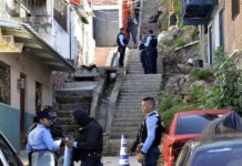 Crimen organizado supera acción gubernamental y gana terreno en Latinoamérica Policías acordonan la zona donde fue encontrado un cuerpo mutilado