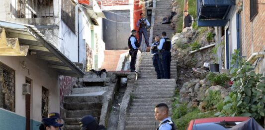 Policías acordonan la zona donde fue encontrado un cuerpo mutilado