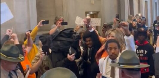 Tres legisladores demócratas del Parlamento de Tennesse se enfrentan este jueves a una votación que podría conllevar su expulsión por haber interrumpido sus actividades la semana pasada para unirse a los manifestantes que exigían un mayor control de las armas.