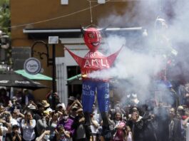 Retoman quema de Judas Iscariote en centro de México tras la pandemia Cientos de feligreses retomaron, después de tres años de ausencia debido a la pandemia, la “quema” a políticos, artistas, expresidentes del país, entre otros personajes durante la representación de la quema del Judas Iscariote en el Sábado de Gloria, en el Barrio del Artista ubicado en el central estado mexicano de Puebla.