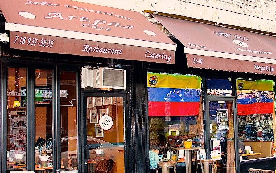 Actualmente los negocios que ofrecen cocina venezolana en Nueva York han florecido en todos los barrios de la ciudad y la bandera bolivariana, cuyos colores comparte Venezuela con Ecuador y Colombia, es parte del paisaje urbano de la Capital del Mundo.