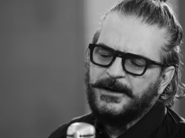 El cantautor guatemalteco Ricardo Arjona anunció este lunes que el 30 de junio ofrecerá un concierto en el escenario del Coliseo José M. Agrelot, en San Juan, Puerto Rico, en el marco de su gira "Blanco y negro: Volver".