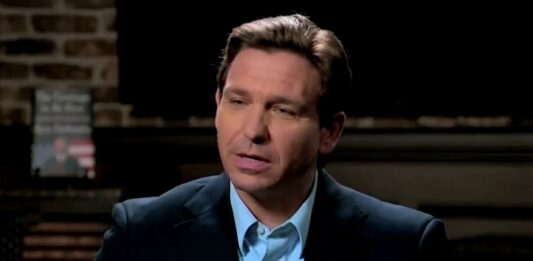 El gobernador de Florida, Ron DeSantis, firmó este lunes la sentencia de muerte para Darryl Bryan Barwick, un hombre condenado por un asesinato ocurrido en 1986, que, de llevarse a cabo en mayo próximo y tras otra ejecución programada este mes de abril, sería la tercera en Florida en menos de tres meses.