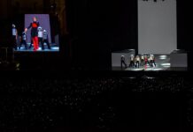 Rosalía se mostró eufórica y agradecida este viernes en la Ciudad de México ante una plaza del Zócalo llena, donde tocó sin cobrar a pesar de la polémica electoral que envolvió al evento.