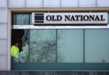El autor del tiroteo de Louisville compró el arma legalmente una semana antes El autor del tiroteo en un banco en Louisville (Kentucky, EE.UU.) en el que murieron cinco personas había comprado legalmente el arma una semana antes en una tienda local, informaron este martes las autoridades.