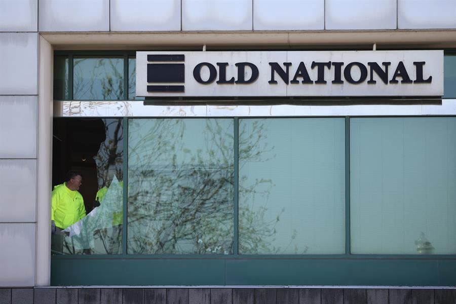 Tiroteo en un banco en Louisville El autor del tiroteo en un banco en Louisville (Kentucky, EE.UU.) en el que murieron cinco personas había comprado legalmente el arma una semana antes en una tienda local, informaron este martes las autoridades.