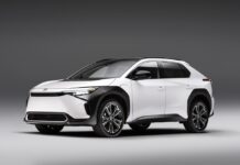 Llega el primer vehículo eléctrico de Toyota, con un nombre algo extraño, bZ4X, y aunque no cumple las expectativas que se esperaban.