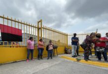 Obreros de maquila en frontera México-EE.UU. ejercen derechos y van a huelga Trabajadores colocan la bandera de huelga hoy las afueras de una fabrica para exigir su finiquito, en Matamoros (1)
