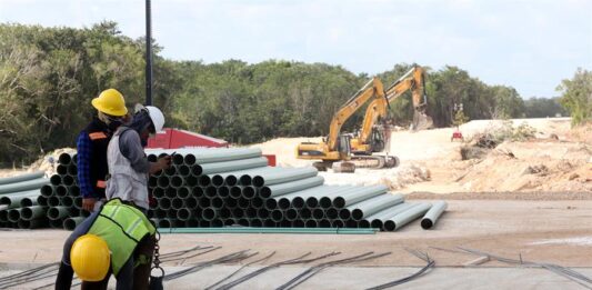 Trabajadores laboran en la construcción del tramo 4 del Tren Maya (3)