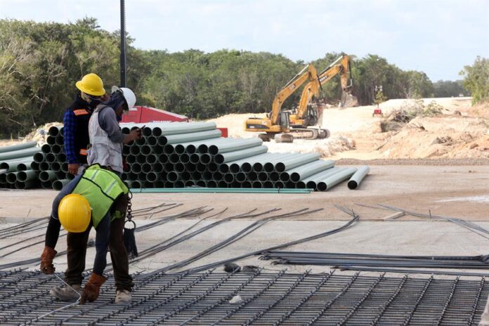 Trabajadores laboran en la construcción del tramo 4 del Tren Maya (3)