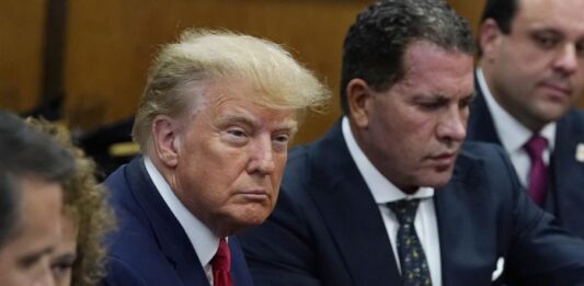 El expresidente Donald Trump escuchó este martes la notificación de los 34 cargos en su contra, todos ellos consistentes en distintos tipos de "falsificación de registros mercantiles".