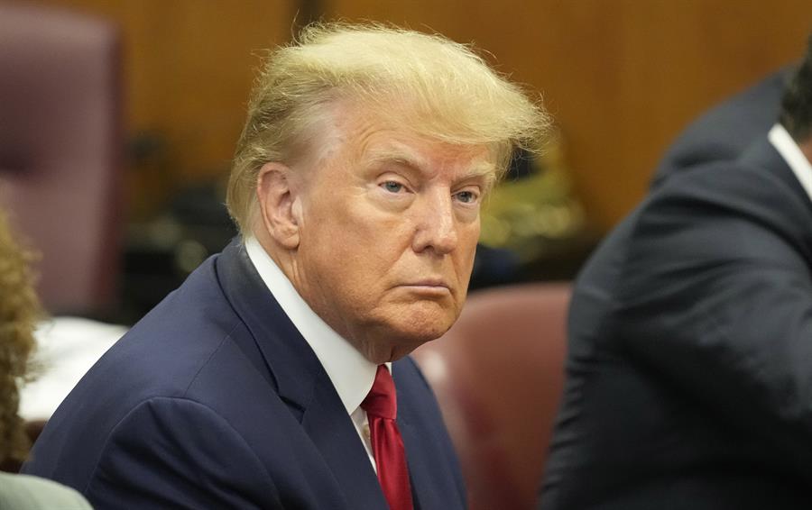 Trump-caso El expresidente de Estados Unidos Donald Trump (2017-2021), acusado de hacer pagos irregulares a una actriz porno para que no hiciera pública una relación sexual entre ambos, ha puesto a la venta camisetas con su rostro y el mensaje