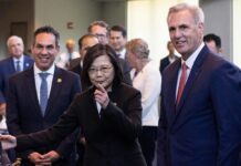 El Teatro de Operaciones del Este del Ejército chino notificó hoy la organización de maniobras militares alrededor de Taiwán, después de que la presidenta de Taiwán, Tsai Ing-wen, se reuniese este miércoles en California con el presidente de la Cámara de Representantes de Estados Unidos, Kevin McCarthy.